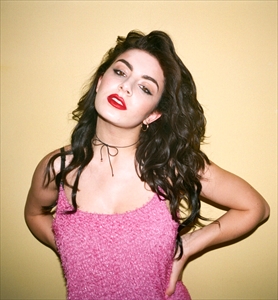 CHARLI XCX(チャーリー・エックス・シー・エックス)